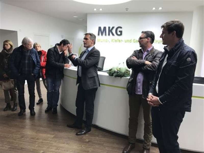 Interessiert in jede Richtung